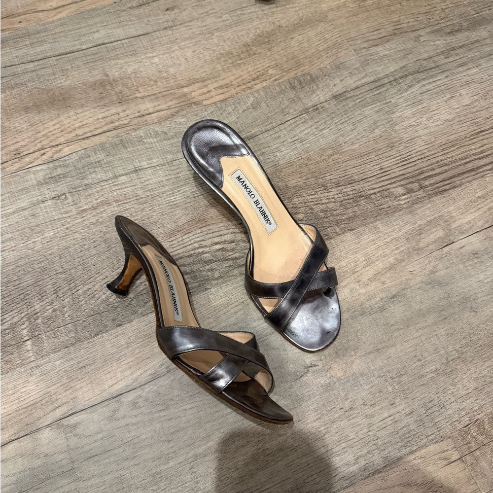 Manolo blahnik metallic kitten heel